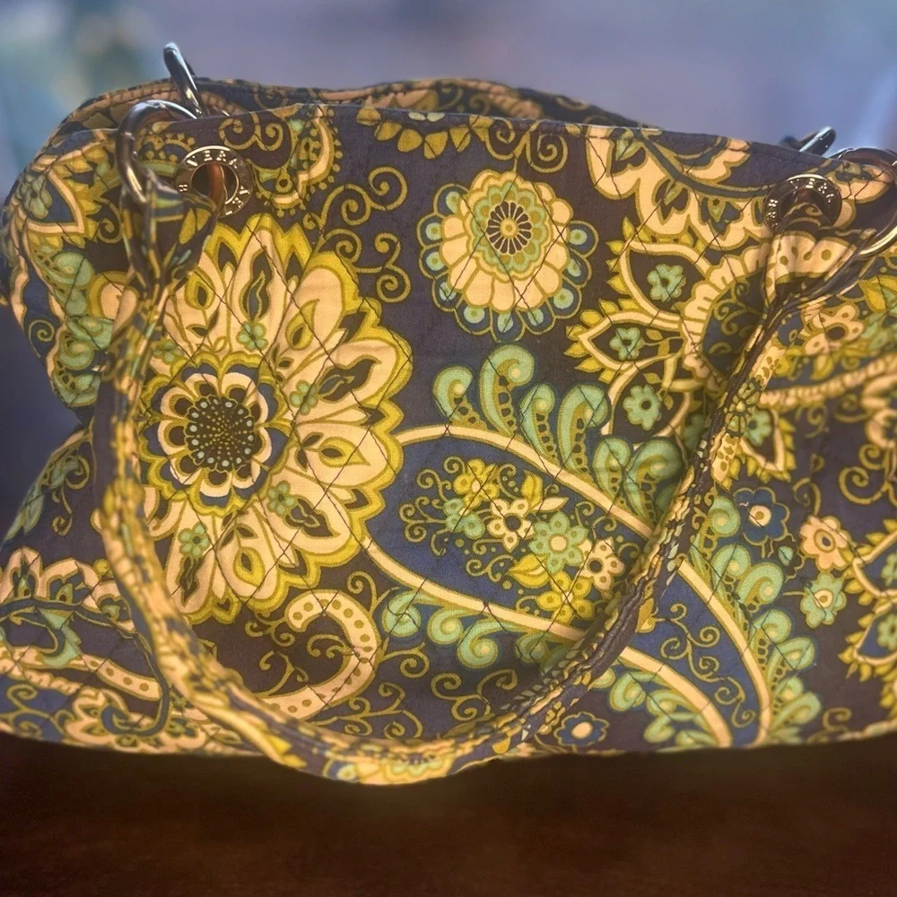 Vera Bradley beautiful colorful handbag in good condition